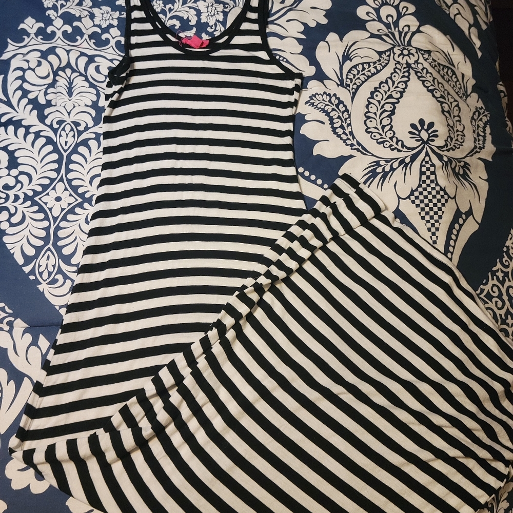 Zenana Sleeveless Black And White Striped maxi dress